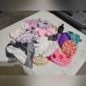 Hair/Face: 10 Headbands, 5 Face Cloths, 3 Hairclips, Body/face Glove & Brush